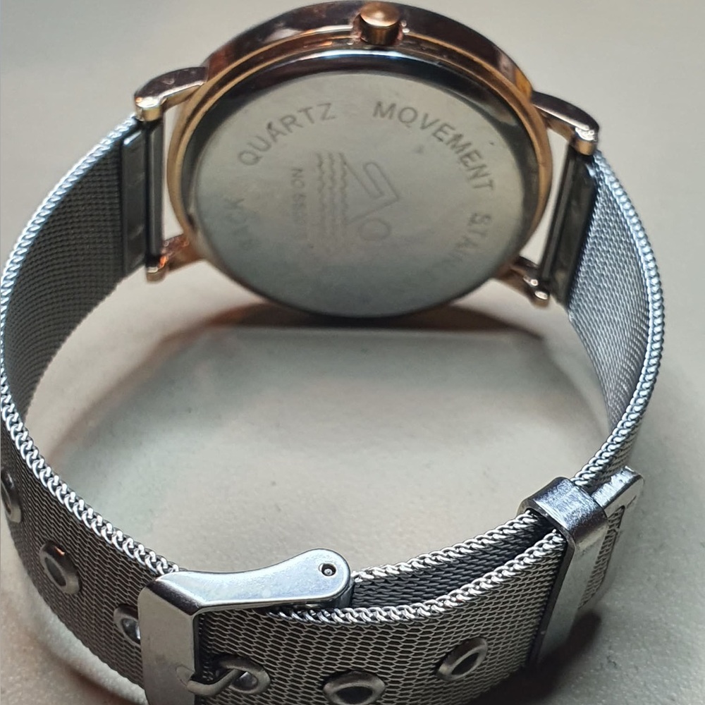 🦋10/$20🦋 Goldtone/Silver Stainless Steel Mesh Women's Watch - Picture 3 of 4